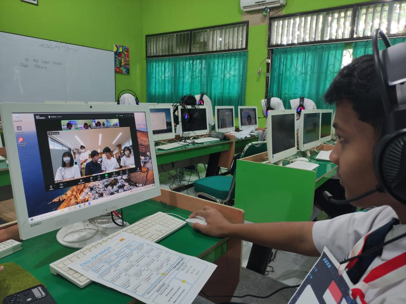 Menuju Madrasah Mendunia : Zoom Meeting MTsN 4 Tulungagung students collaborated with SHIMA JHS Japan
