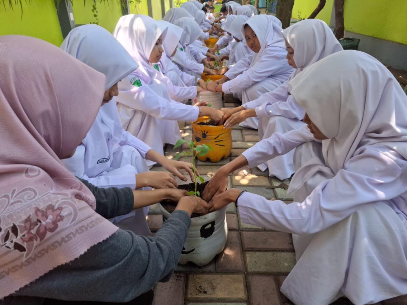 Satu Langkah Lebih Dekat Adiwiyata Mandiri: MTsN 4 Tulungagung Terima Kunjungan Zero Waste Surabaya
