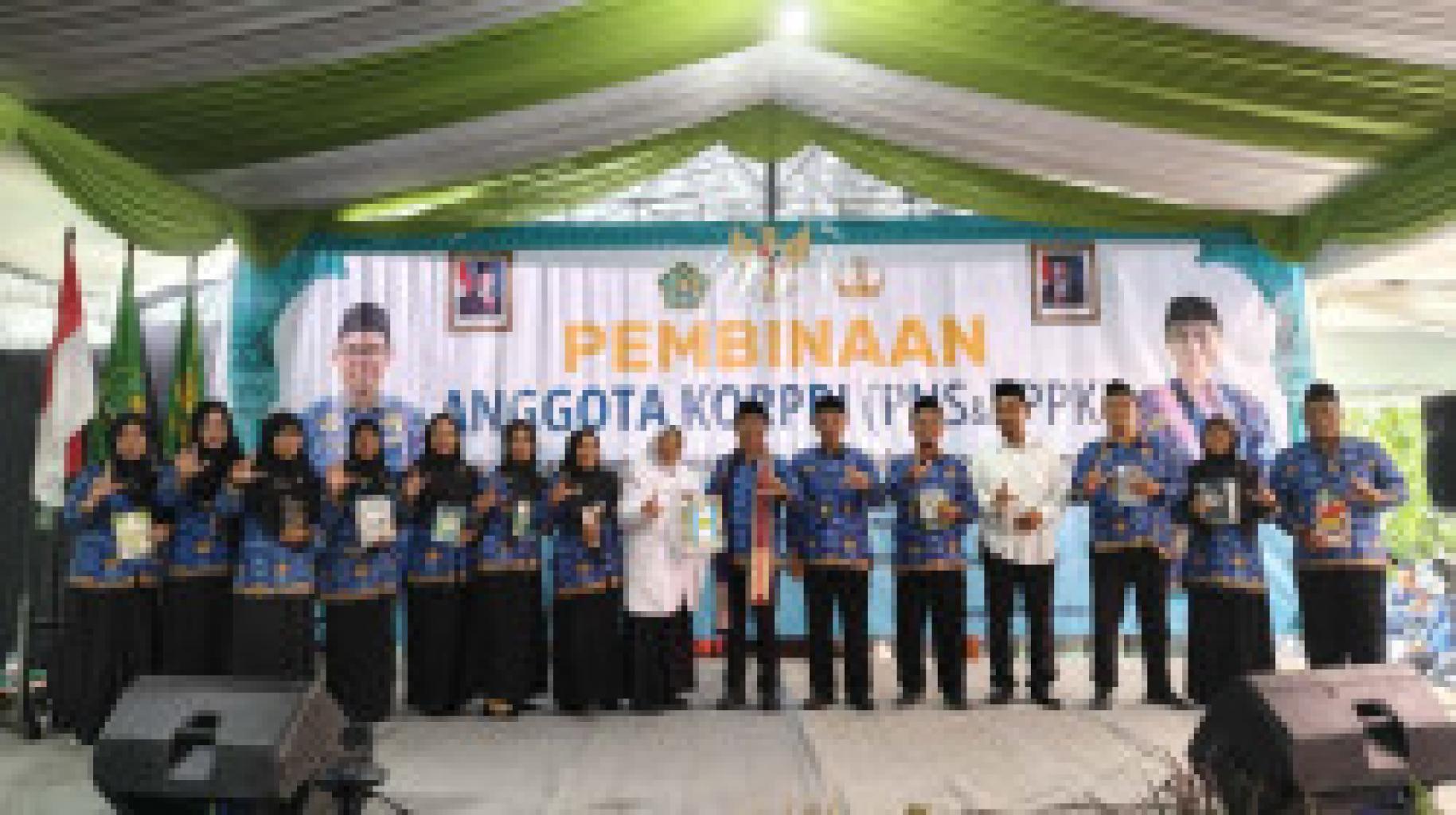 Penyerahan 8 Buku Karya Guru Literat Mats@4ta Warnai Pembinaan Anggota KORPRI Kemenag Tulungagung